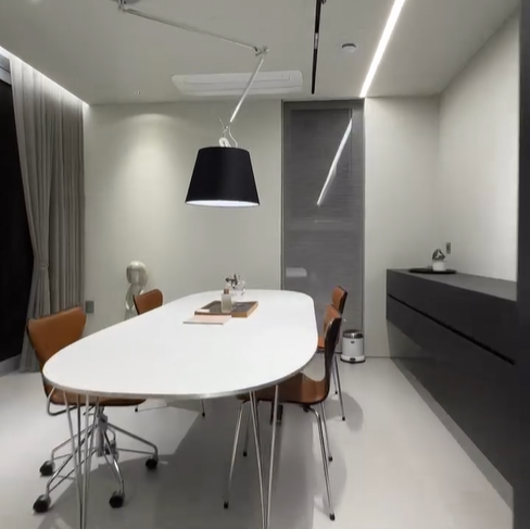 주방 옆에 바로 있는 식탁.