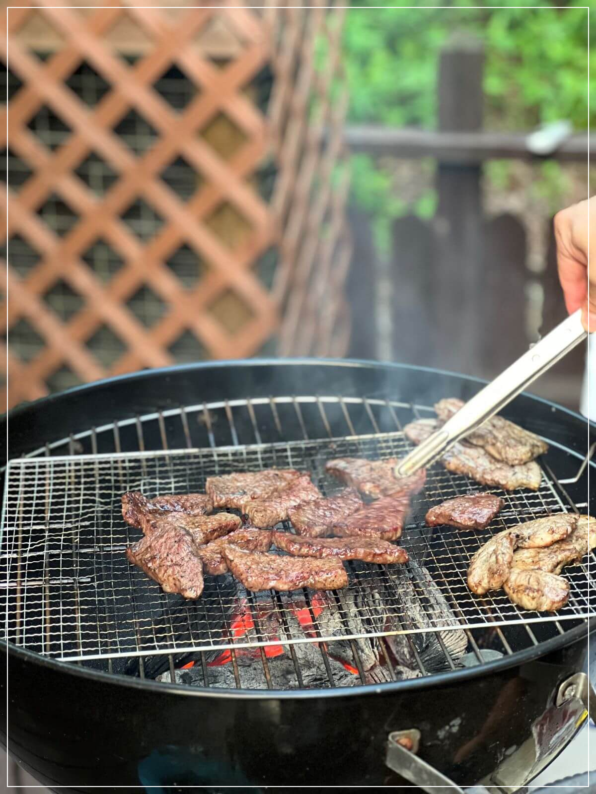 양평에서-바비큐-그릴에-고기를-굽는-모습