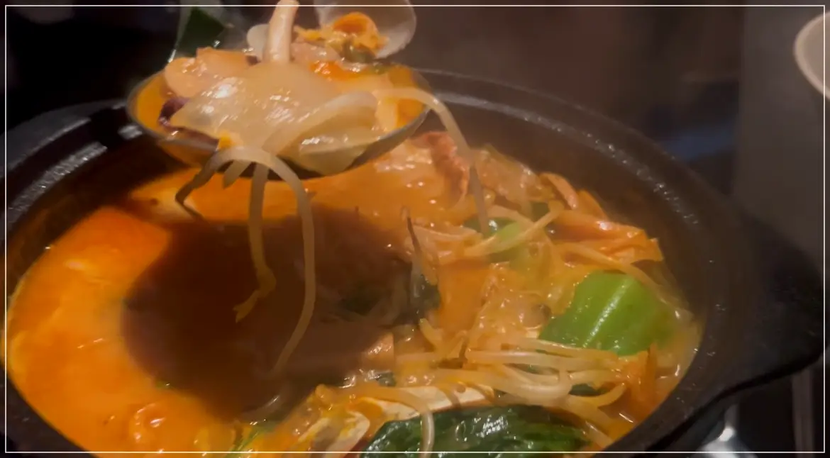 여의도역-나니이자카야-나카사키-해물-나베-매운맛-국자로-뜨는-모습