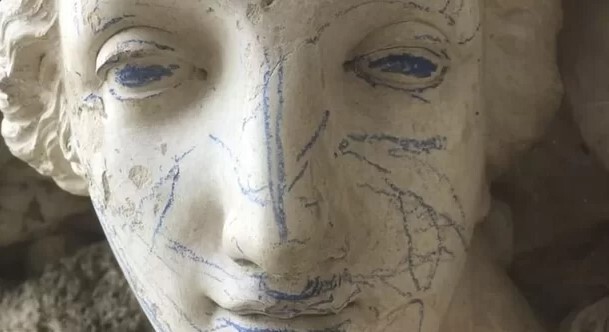 박물관 조각상 낙서