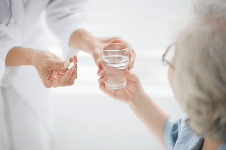 약사로부터-자양강장제를-권유-받는-흰머리-고령자