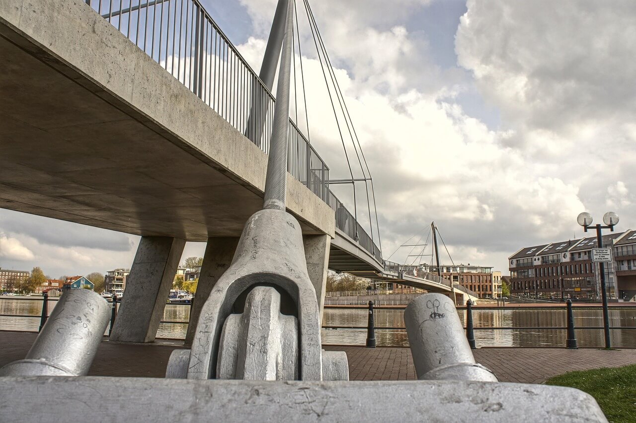 탄소강으로 만든 구조물 사진이 있다.