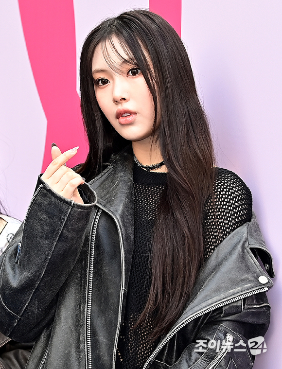 뉴진스 혜인이 1일 오후 서울 중구 동대문디자인플라자에서 열린 2024 가을/겨울(F/W) 서울패션위크 박소영 디자이너의 '줄라이칼럼'에 참석해 포토타임을 갖고 있다. [사진=곽영래 기자]