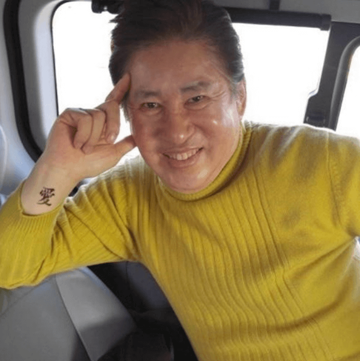 김용건-자동차안-노란색-니트