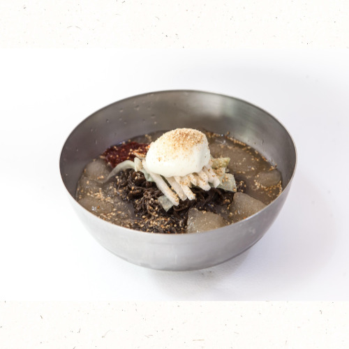 쫄깃한 감자전분 면발이 특징인 함흥냉면