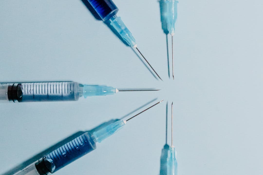 예방접종 관련 주사기의 모습들