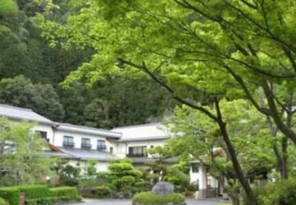 숲이 우거진 산 속에 숙소가 보인다.