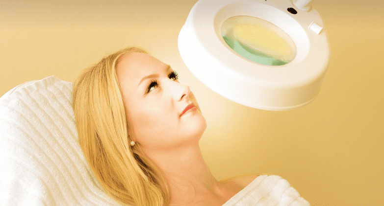 피부 치료를 받고 있는 여자