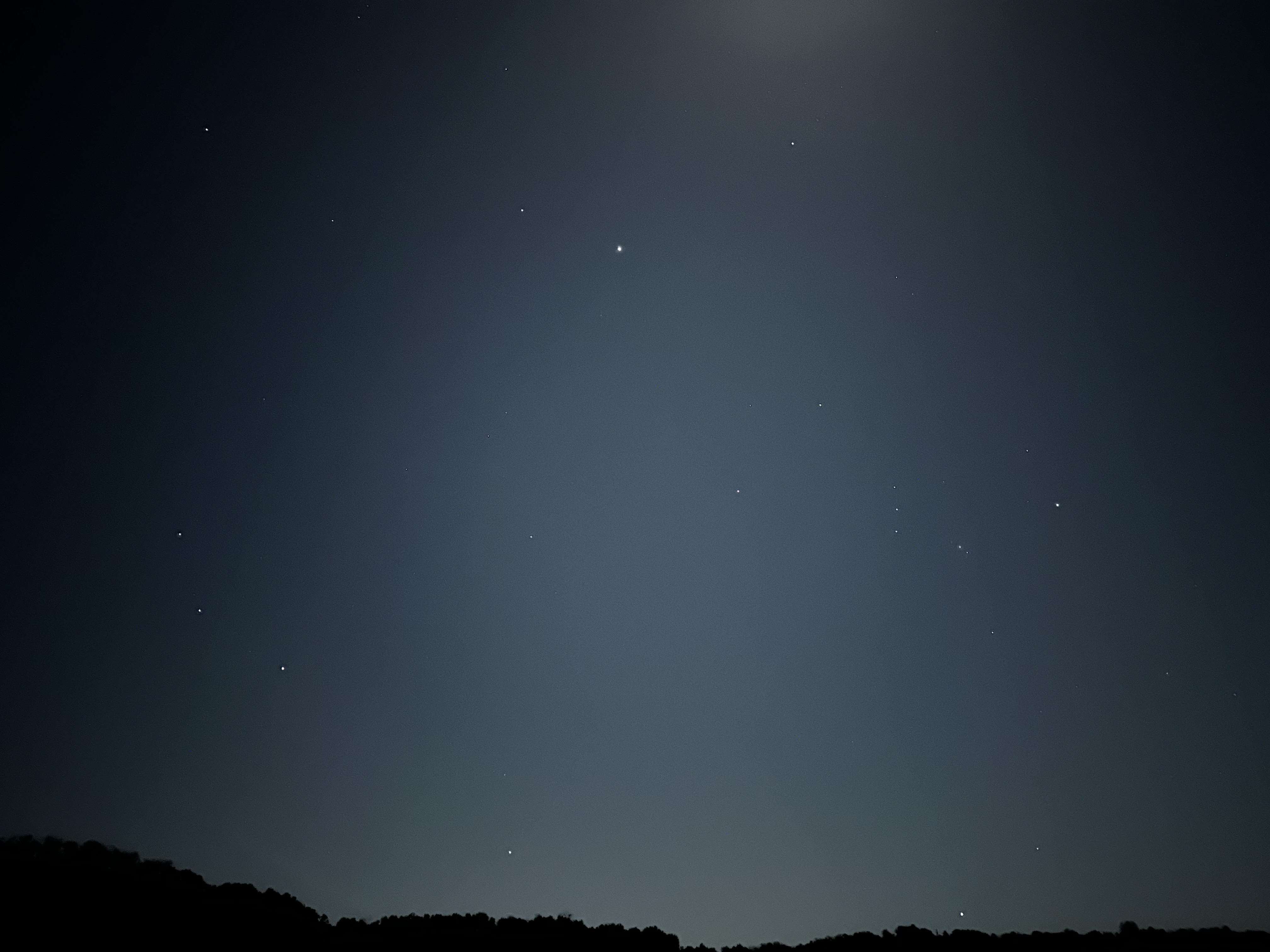 늦은 밤 창문 밖, 밤하늘을 수놓은 별들