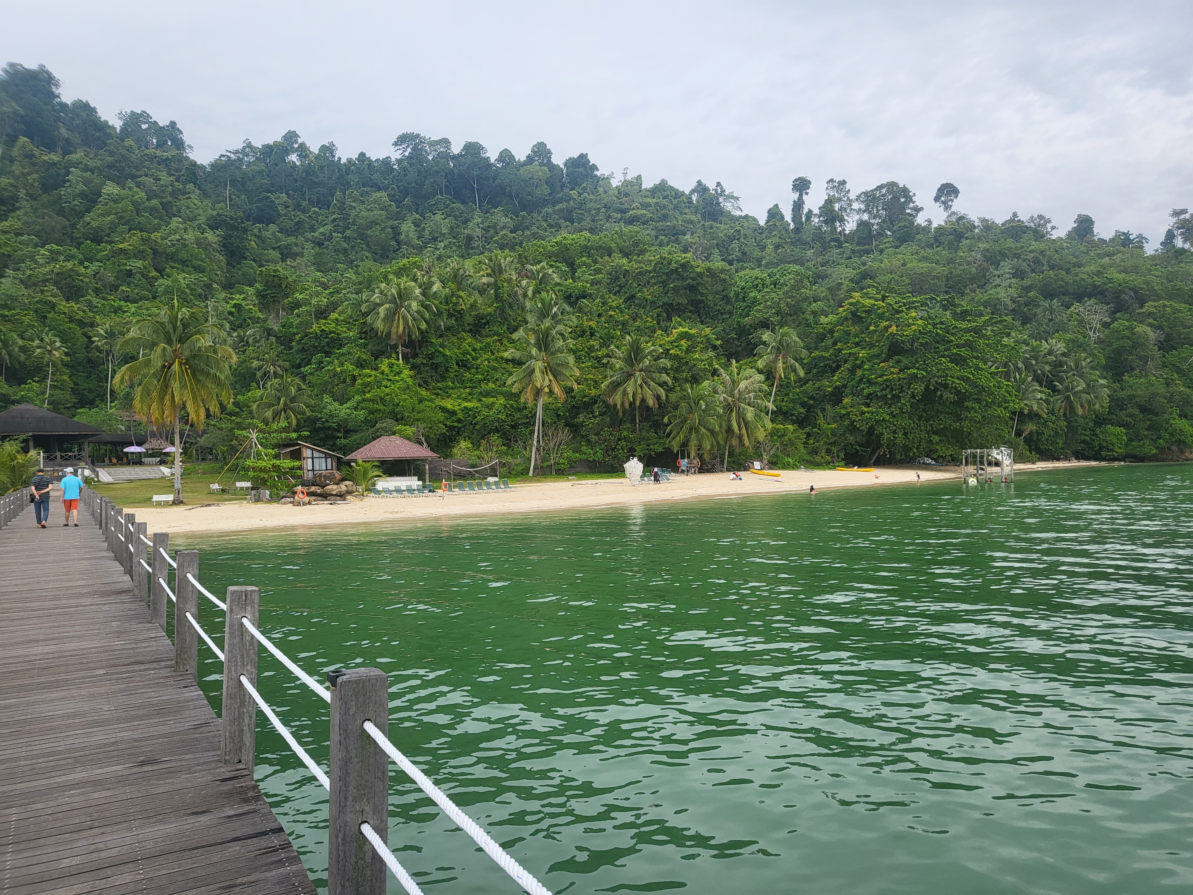 코타키나발루 섬투어 도착 후 초록빛 바다와 야자수 해변