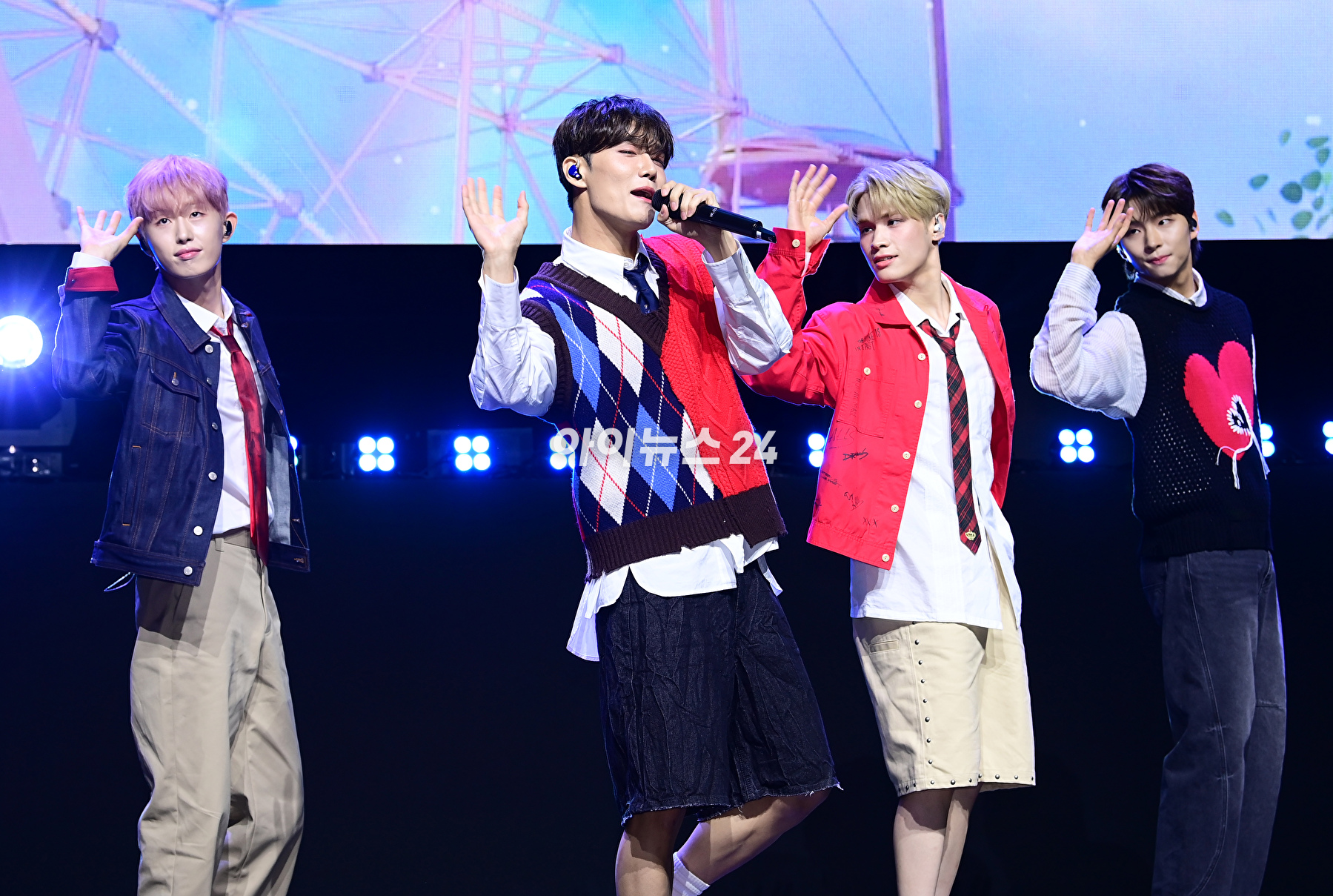 그룹 비디유(B.D.U)가 26일 서울 서대문구 아트레온에서 진행된 데뷔 미니 앨범 '위시풀(Wishpool)' 쇼케이스에서 타이틀곡 '마이 원(My One)' 무대를 선보이고 있다. [사진=정소희 기자]