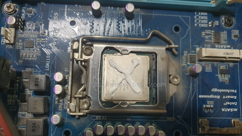 컴퓨터(PC) cpu위에 써멀구리스를 x자 도포한 모습