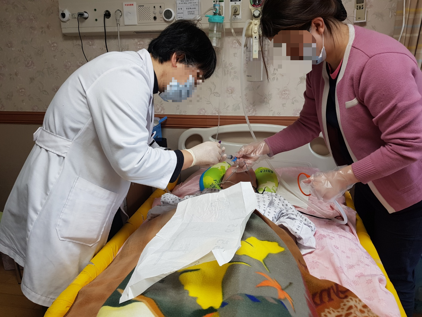 호스피스 병실에서 치료를 받는 환자 , 그리고 치료중인 의사와 간호사