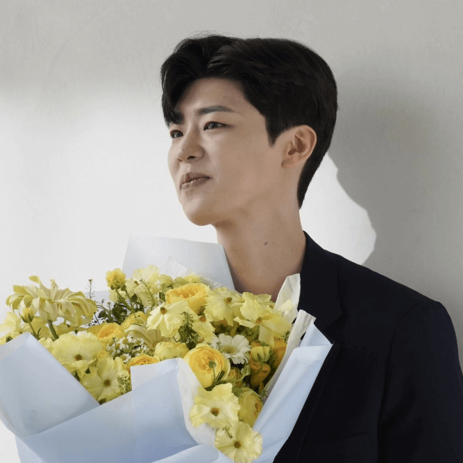 꽃들고 있는 박지현