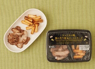 돼지고기와 구운 치즈가 흰색 접시위에 올라가 있다.