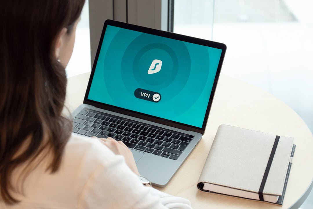 VPN 실행 화면 노트북&amp;#44; 보이스피싱 예방을 위한 보안 설정