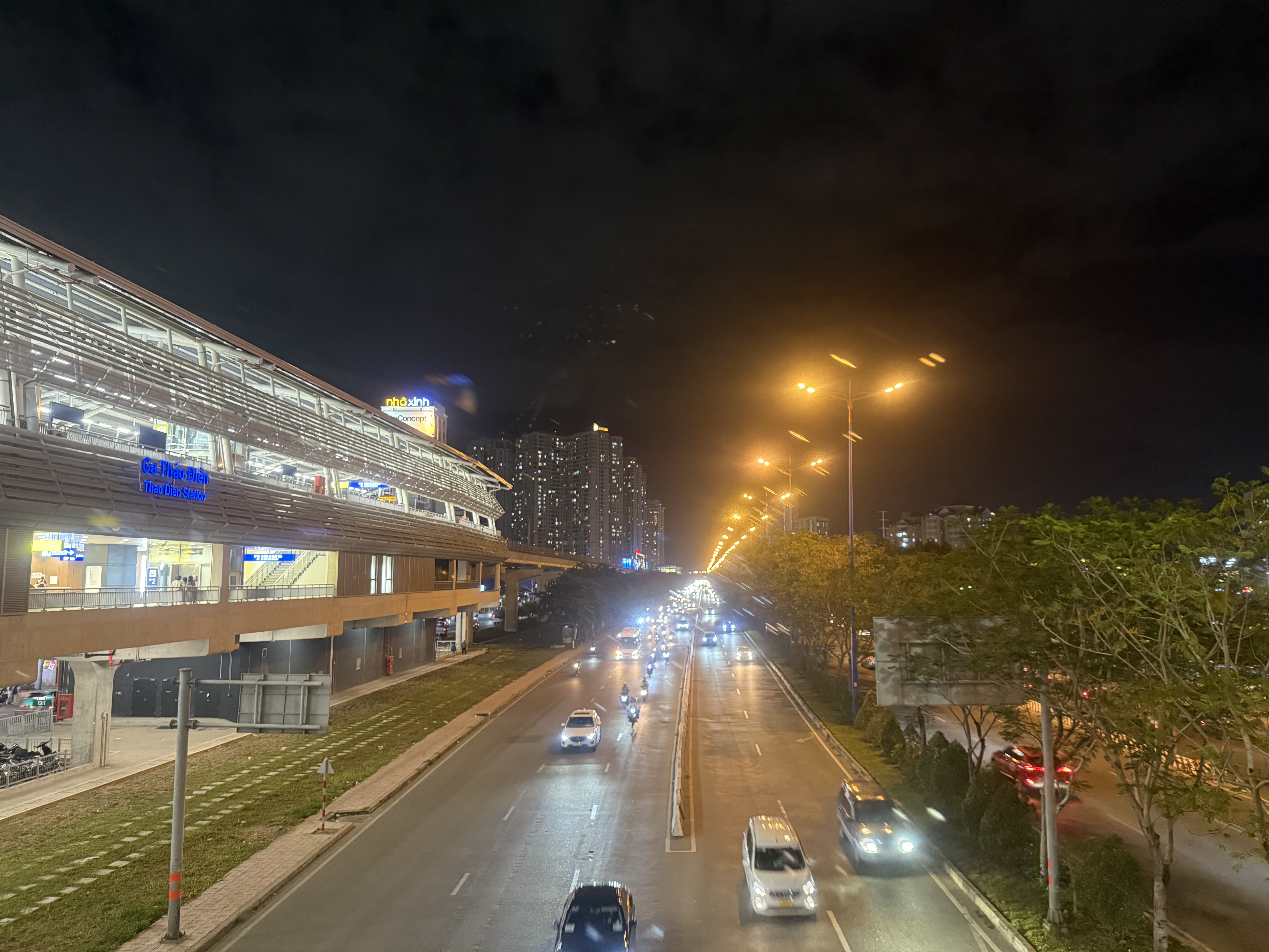 좌측 타오디엔역과 동서를 가로지르는 도로(Xa Lo Ha Noi)