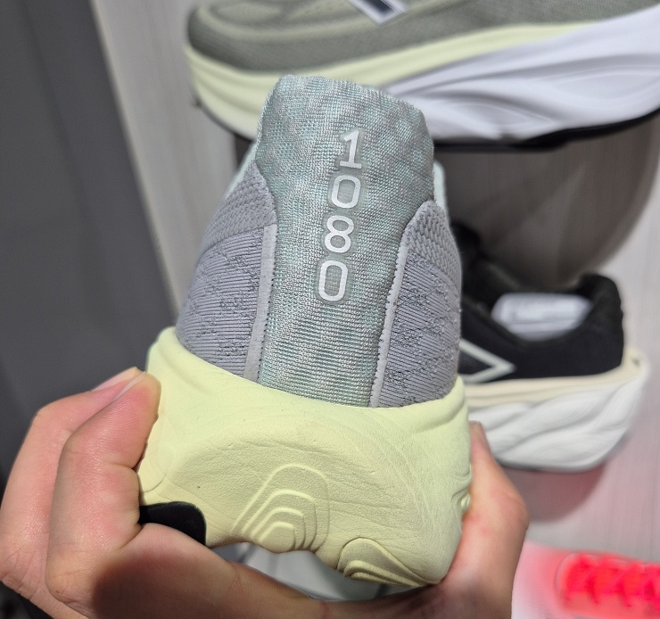 발 넓은 남자 쿠션 러닝화 추천