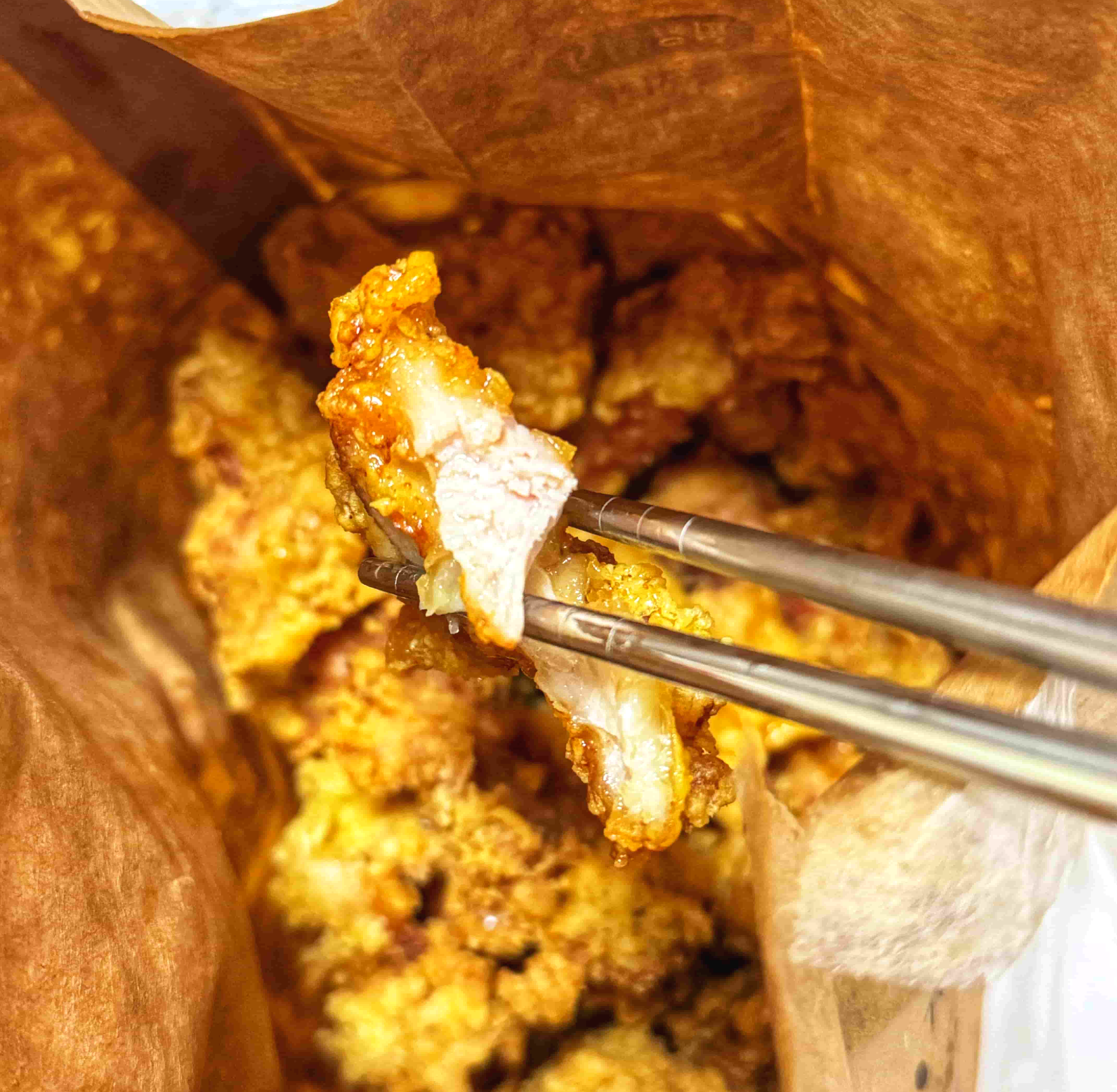 알싸한 마늘치킨 순살의 치킨 살코기 단면 사진