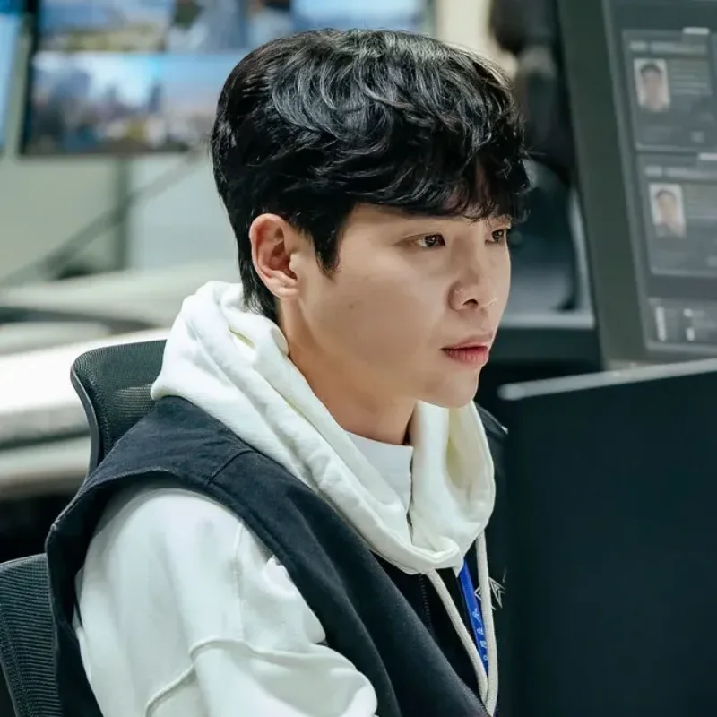 어느 경찰서를 배경으로 책상에서 컴퓨터 모니터링을 하고 있는 국민사형투표의 김조단