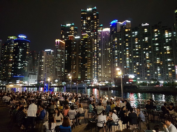 부산 '더베이101'에 있는 '핑거스앤쳇다이닝펍'