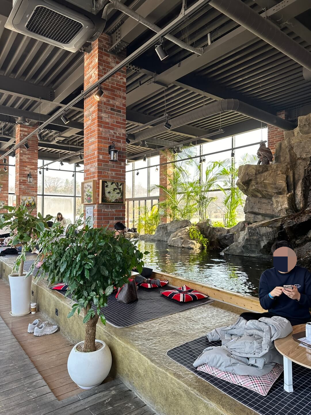 리프플레이스 실내 좌식 테이블 카페 공간 가족 방문 휴식 공간