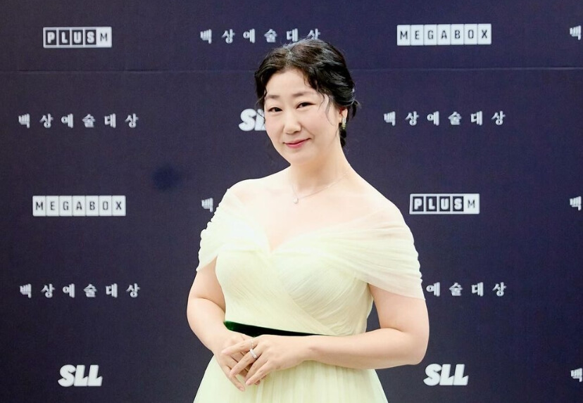 드레스를입은-머리묶은여성의모습