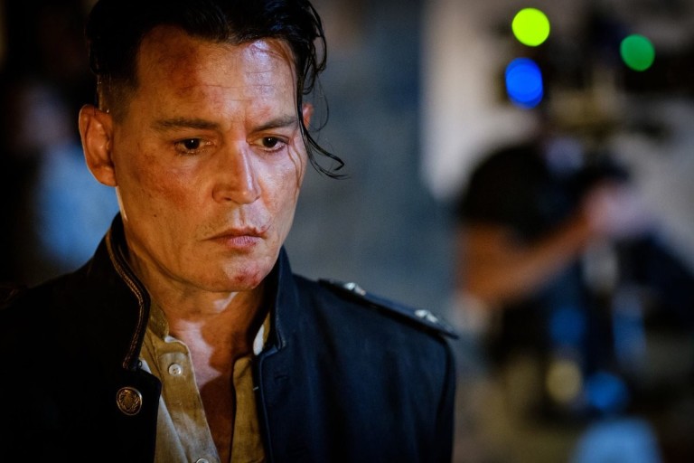 제복을 입은 조니뎁의 모습