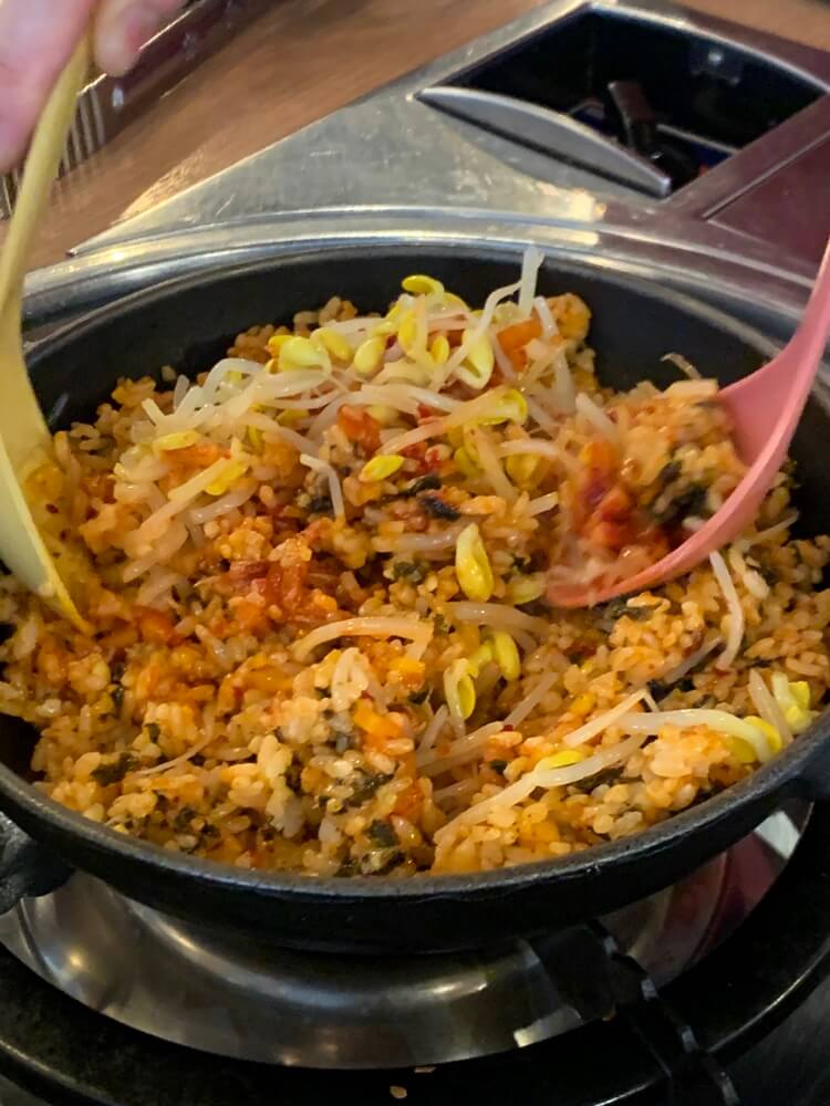 콩나물 잘라 볶아주시는 모습