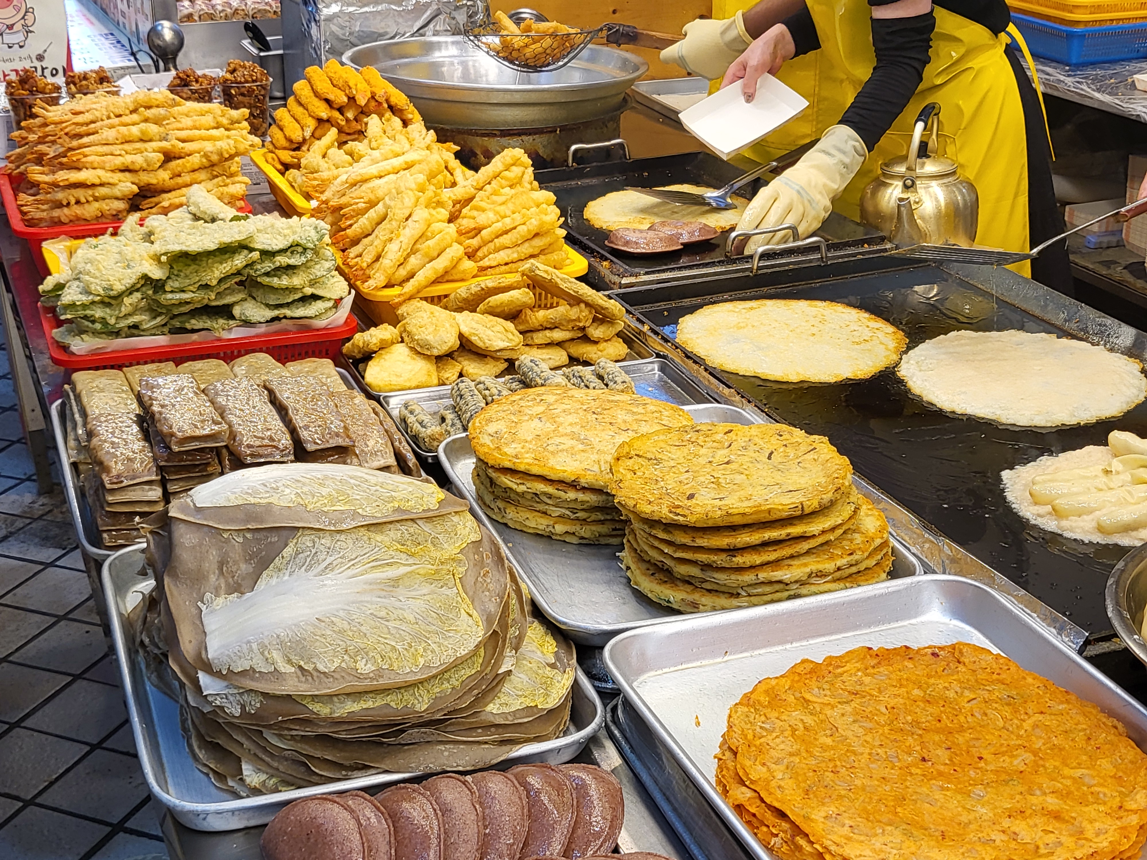 속초 인생역전 - 앞쪽 전시 튀김