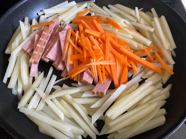 당근과 햄, 함께 넣어 볶기