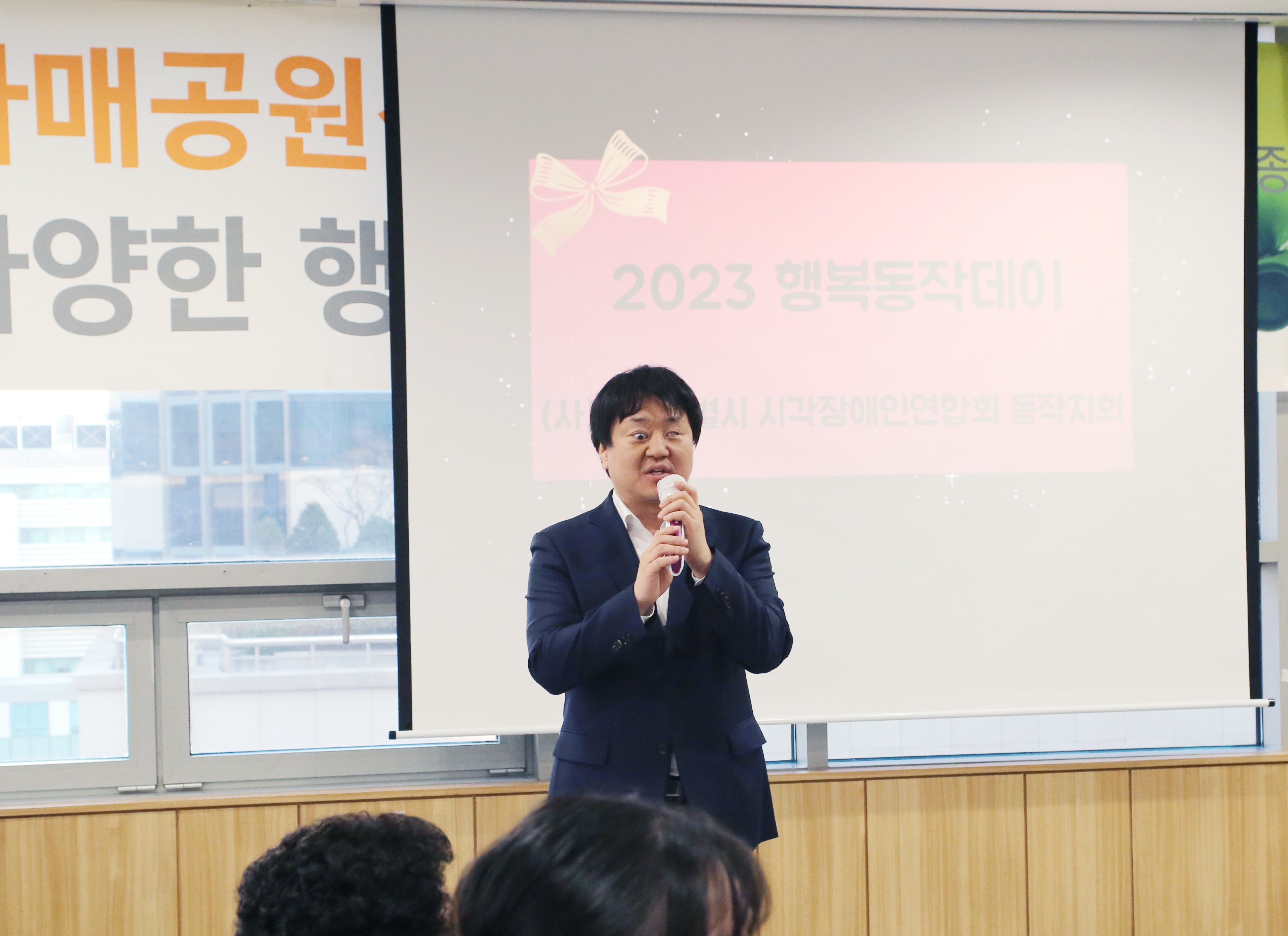 이미지설명: 축사를 하고계시는 강윤택 사단법인 윌 대표님