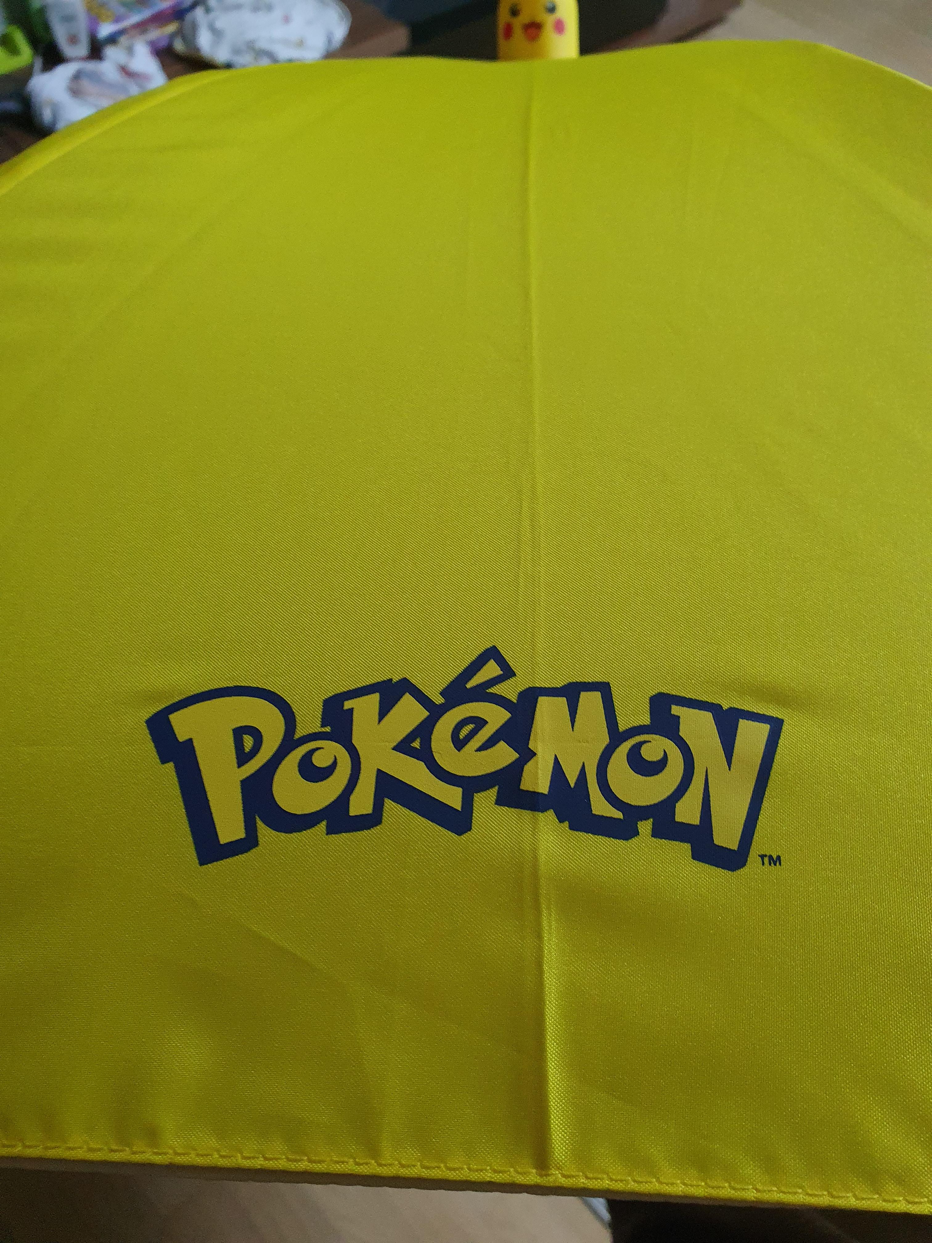 던킨에서 팔았던 피카츄 우산 겉면