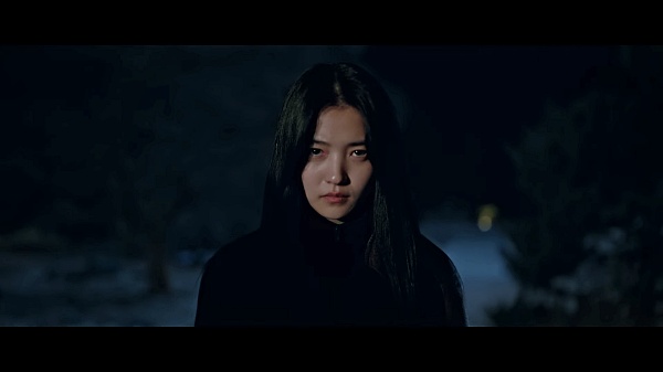 정면을-응시하고-있는-김태리