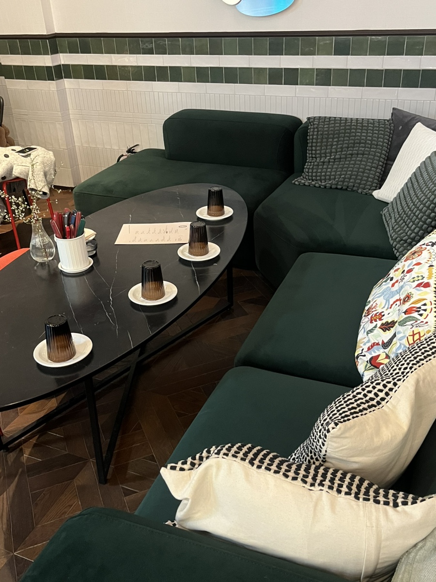 성수 와인바 쏘티 편안한 소파 자리