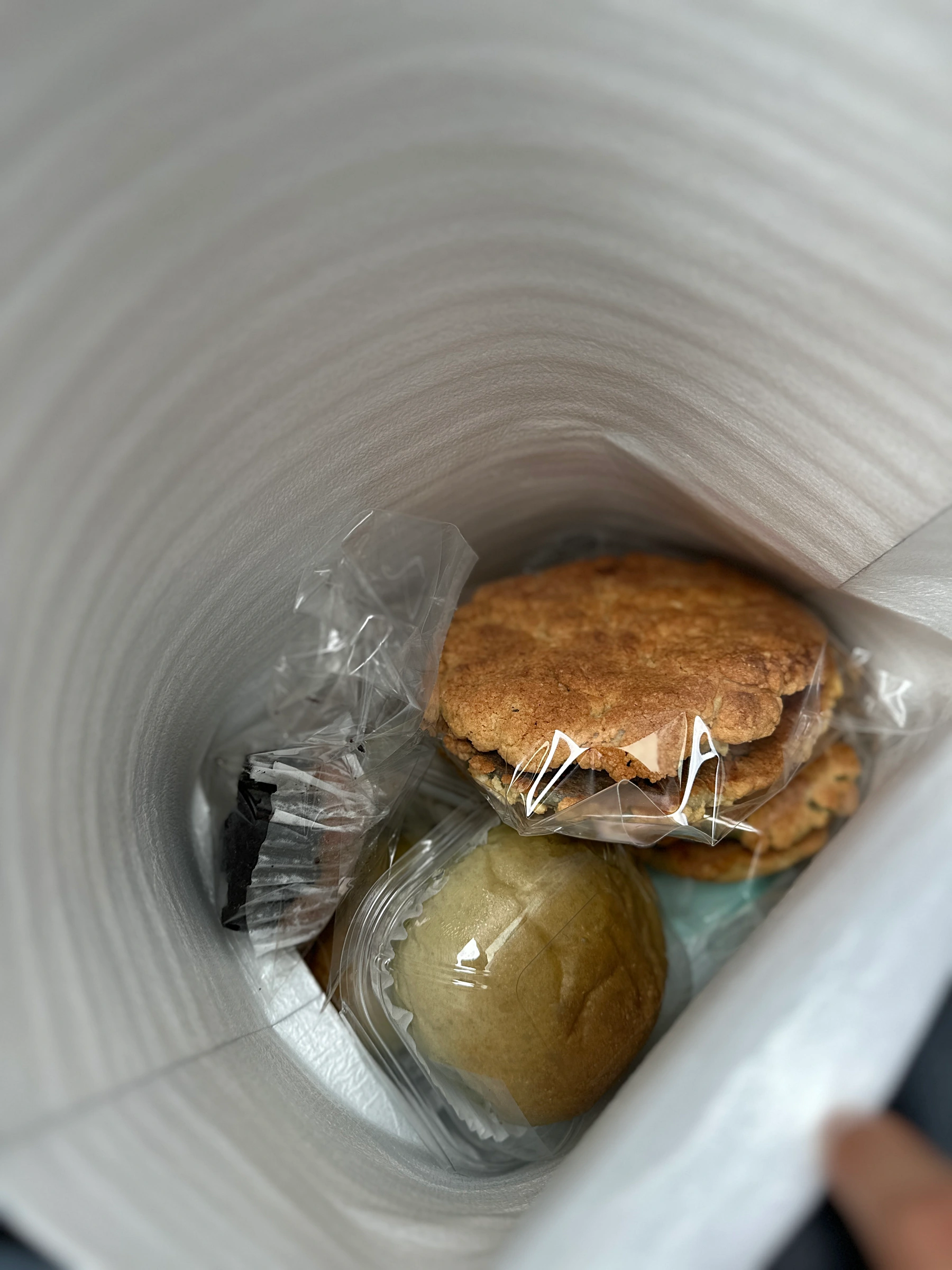 제주-행복밀-포장-비행기를-탈거라고하니-보냉백과-작은아이스팩을-넣어주신다