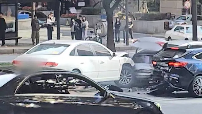 강남 테헤란로에서 발생한 20대 여성 무면허 운전 8중 추돌 사고 현장