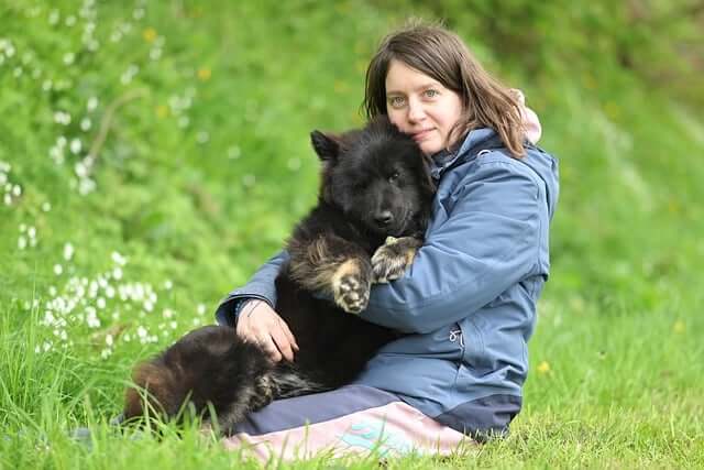 반려인과 반려견이 서로 허그를 하고 있다