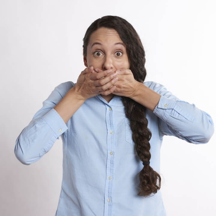 입-가리고-있는-여자-사진