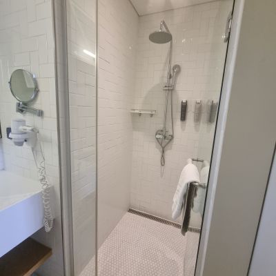 수페리어-그린-더블-룸-샤워실