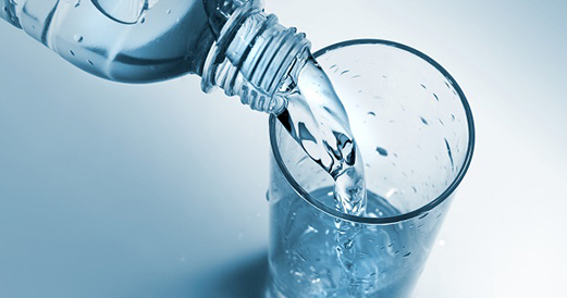 유리컵에-생수병으로-물을-따른다
