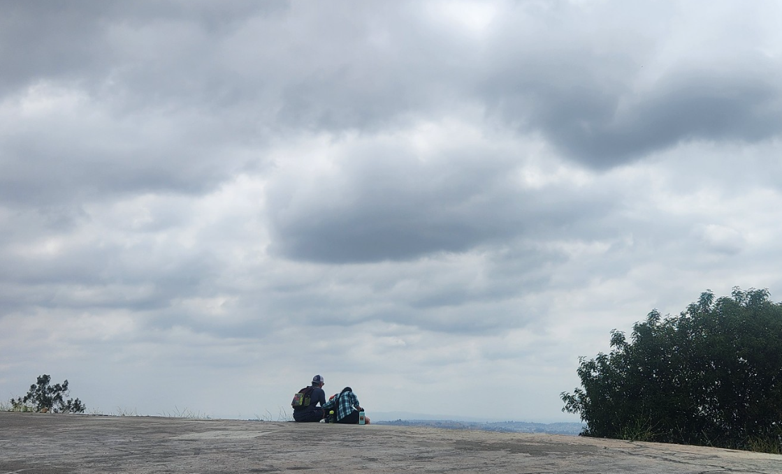 Griffith Park 전망 포인트 위, 하늘과 도시를 바라보며 잠시 쉬어가는 사람들 이미지