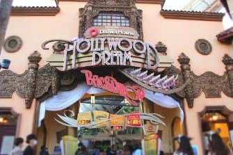 할리우드 드림이라고 적혀있는 외관