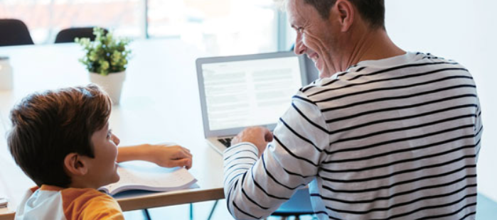 아이와-함께-앉아있는-남