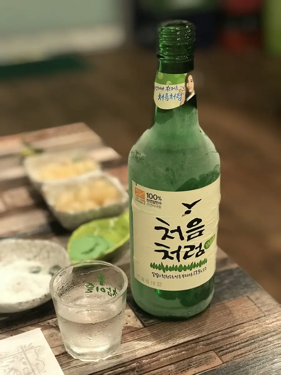 술마시면 살찌는 이유- 나무테이블 위 소주병과 소주잔