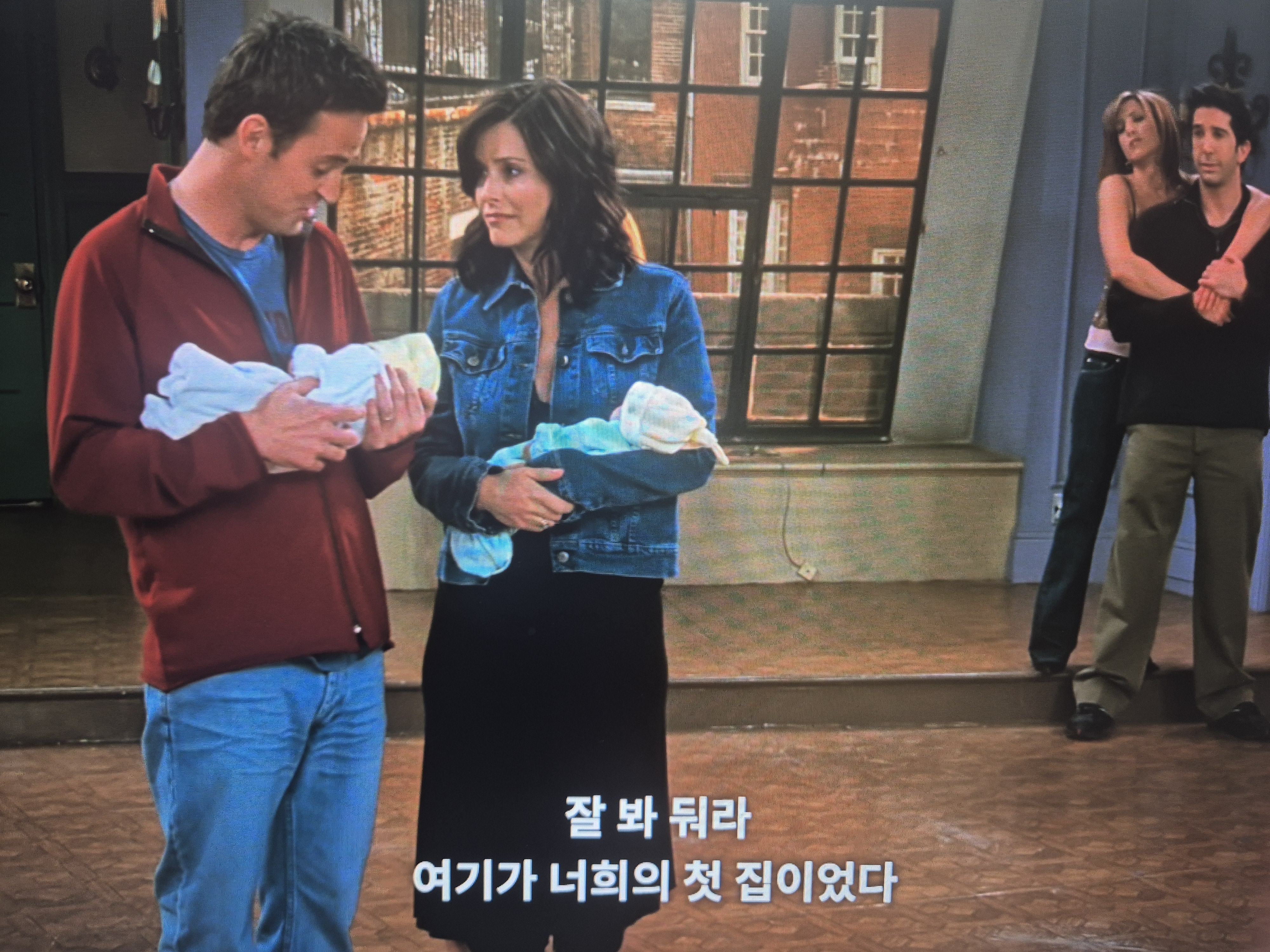 모두가 각자의 길을 떠나고, 오랫동안 그들의 아지트였던 집을 비우며 인사하는 장면.