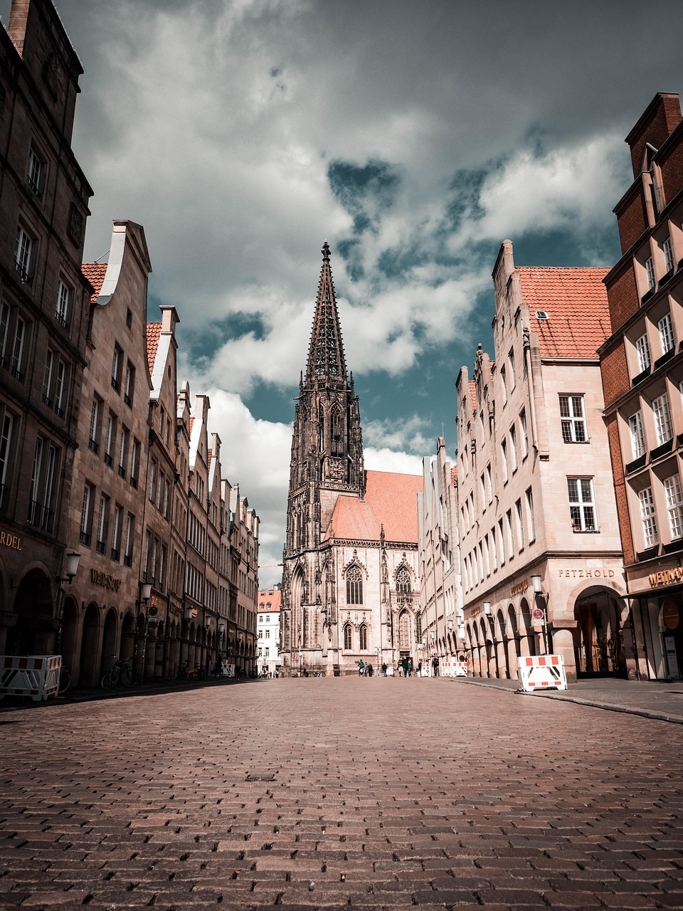 독일 뮌스터(Münster)의 역사적인 구시가지 중심가인 프린치팔마르크트(Prinzipalmarkt) 거리
