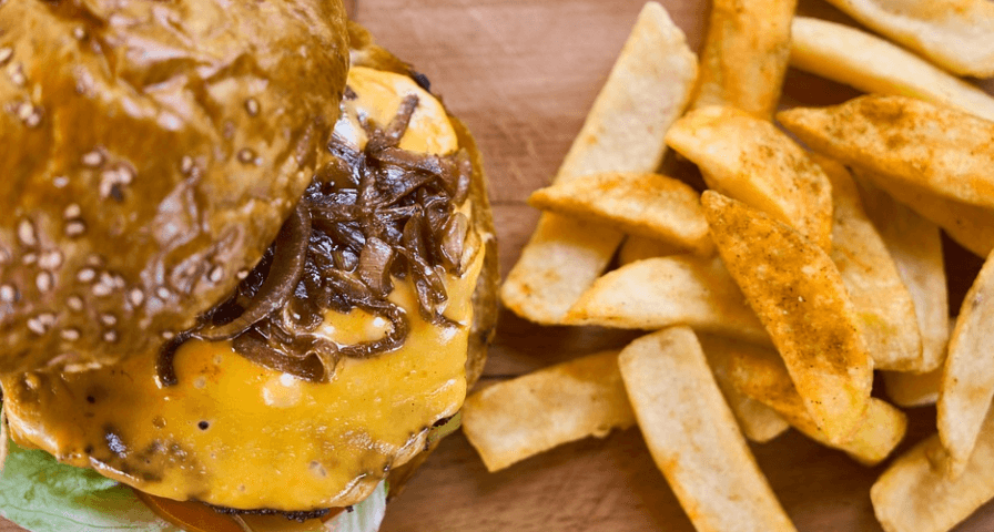 햄버거와 감자 튀김이 놓여 있다