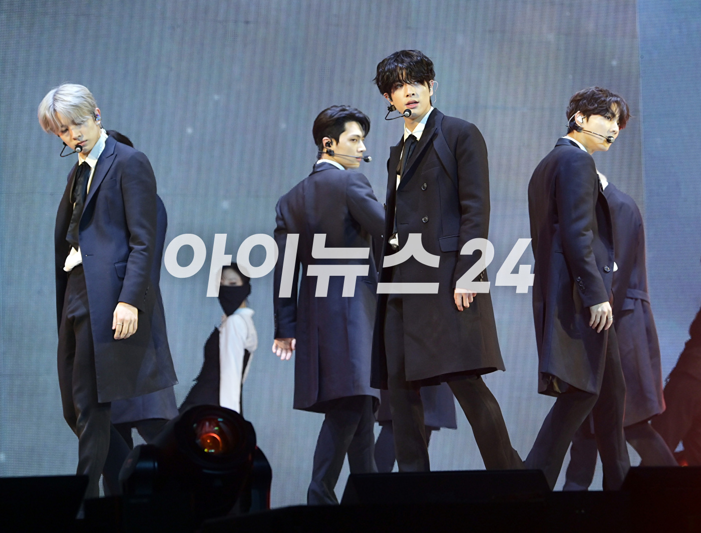 그룹 엔하이픈이 22일 오후 서울 성북구 안암동 고려대학교 화정체육관에서 열린 엔하이픈(ENHYPEN) 미니 4집 '다크 블러드(DARK BLOOD)' 발매 기념 미디어 쇼케이스에서 타이틀곡 '바이트 미' 무대를 선보이고 있다. [사진=정소희 기자]