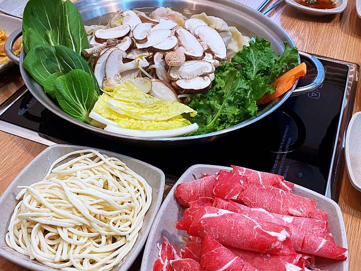 대전 둔산동 맛집 추천 생방송투데이 직접 농사짓는 100% 국산 송화고버섯 버섯 만두전골 샤부샤부 버섯비빔만두 오늘방송 자족식당